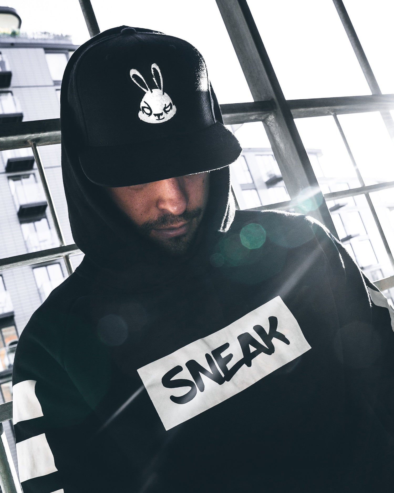 model wearing snapback
