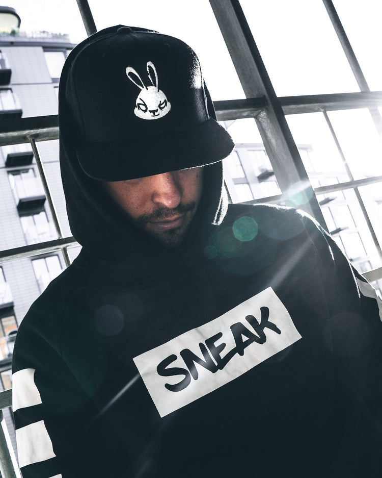 model wearing snapback